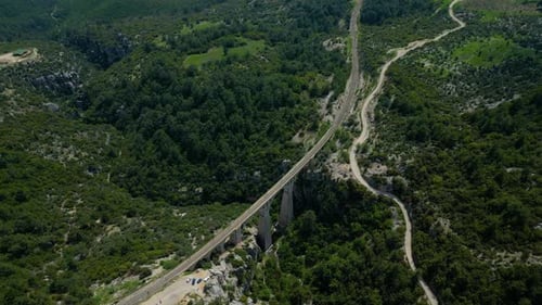 Luftaufnahme der Varda-Viadukt-Eisenbahnbrücke in der Türkei
