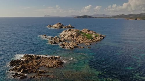 Luftaufnahme von Spiaggia di Ferraglione und Insel, Italien.