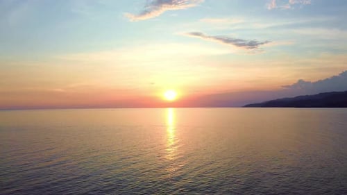 Luftaufnahme des schönen Sonnenuntergangs am Meer. Panoramasicht auf das Meer.