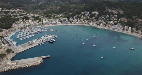Drohnenaufnahme des Bootsverkehrs in Port Soller auf Mallorca, Spanien