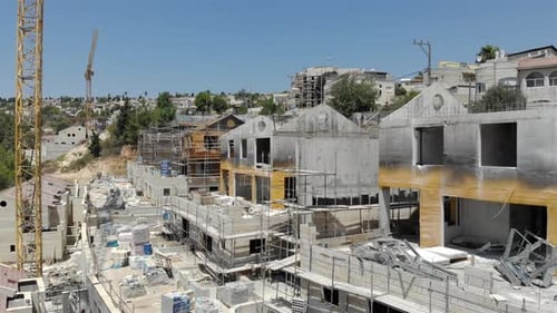 Grúa y sitio de construcción en Jerusalem Hills-Aerial