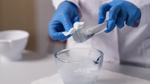 Une crème est mélangée par un assistant