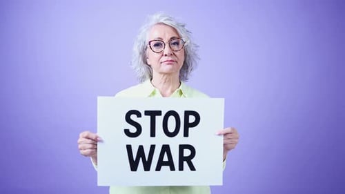 Femme mûre tenant une pancarte pour protester contre la guerre