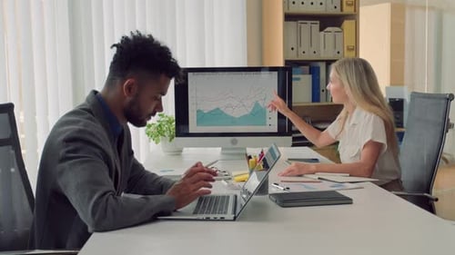 Büroangestellte analysieren Geschäftsbericht im Diagramm