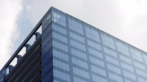 Detailaufnahme eines Geschäftsgebäudes mit Spiegelwänden im Finanzviertel der Innenstadt einer Großstadt