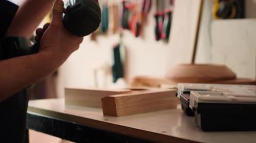 Fabricant dans l'atelier d'assemblage qui choisit la vis dans la boîte à outils