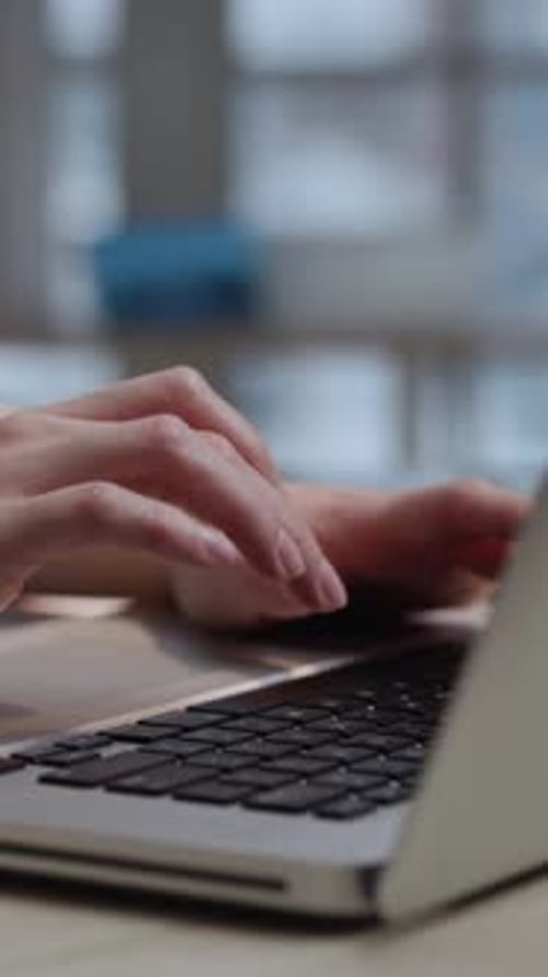 Ärztin arbeitet am Laptop und tippt auf der Tastatur im medizinischen Raum in Nahaufnahme