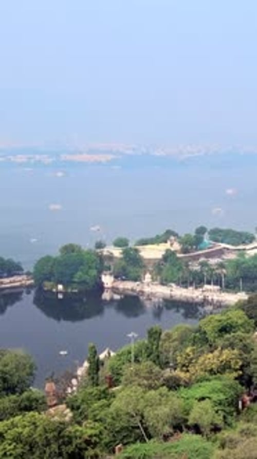 Vue aérienne du lac Pichola avec le palais du lac Jag Niwas et la ville d'Udaipur, Udaipur, Rajasthan, Inde