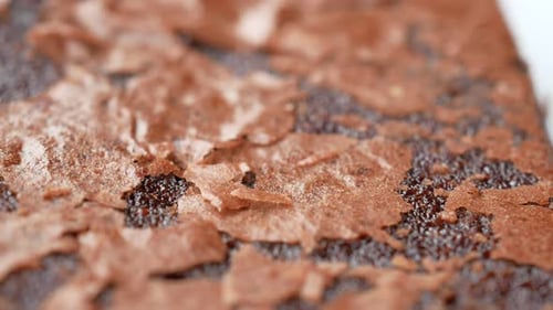 Tranche de brownie sur une assiette sur une table