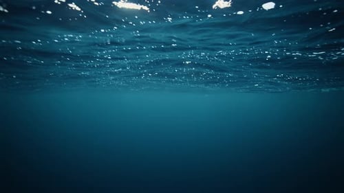 Surface sous-marine arctique scintillante avec des reflets lumineux