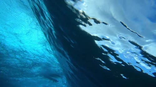 Une vague océanique déferle sur le récif corallien