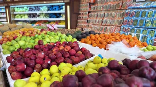 Farbenfrohes 4K-Obstmarkt-Display mit Äpfeln, Orangen und frischen Produkten.