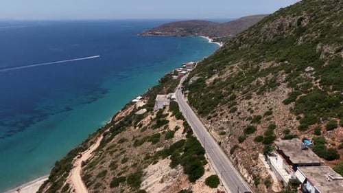 Luftaufnahme einer Küstenstraße entlang der steilen Hügel, Albanien.