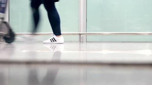 Leute, die am Flughafen laufen