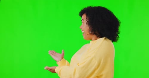 Femme heureuse, mains et écran vert pour espace publicitaire, annonce ou promotion