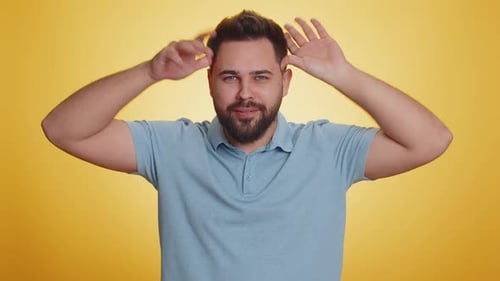 Homem caucasiano engraçado e cômico fazendo expressões faciais bobas e brincando mostrando a língua