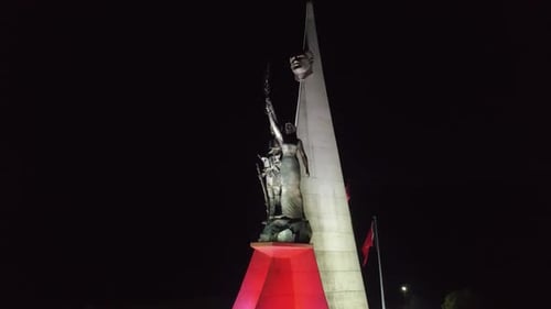 Vista noturna de drone da estátua de Manisa Atatürk