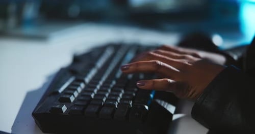Teclado, mãos e codificador no escritório à noite trabalhando na programação para servidor de malware