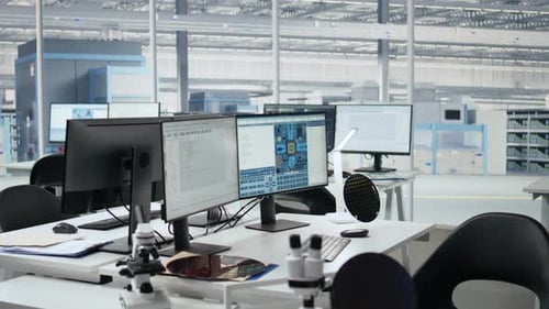 Ingenieurbüro für Mikrochip-Produktion mit Monitoren
