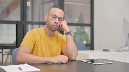 Hombre mestizo cansado durmiendo en el trabajo