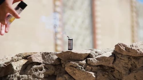 Un enfant allume un pétard et explose