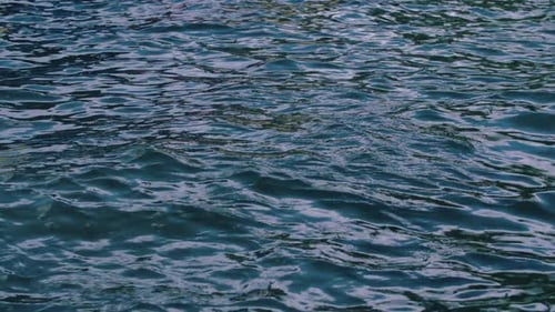 Rippelnde blaugrüne Wasseroberfläche