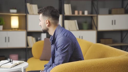 Asozialer Mann mit sozialer Angst.