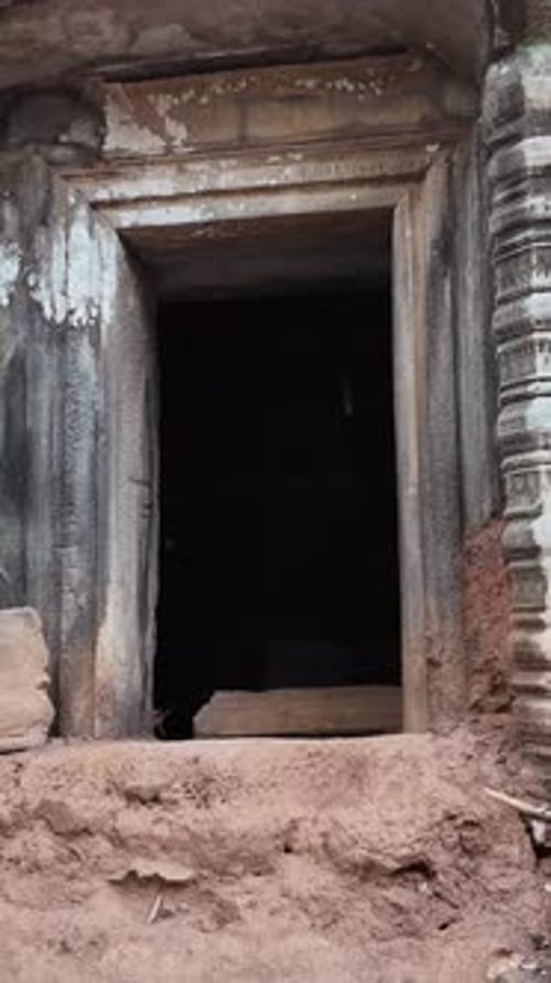 Vue intérieure verticale d'un temple hindou en pierre de l'ancien sanctuaire de Prasat Bram de Koh Ker, à Cambo