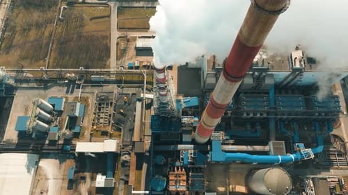 Coal power plant emits significant air pollution from tall smokestacks