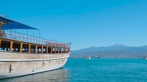 Verankertes Piratenschiff aus Holz in der Sonne