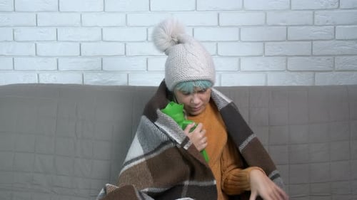 Fille malade avec coussin chauffant