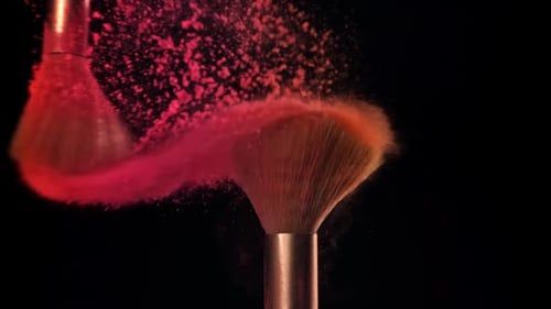 Make-up-Pinsel mit farbigem Puder, gefilmt auf einer Hochgeschwindigkeitskamera mit 1000 Bildern pro Sekunde