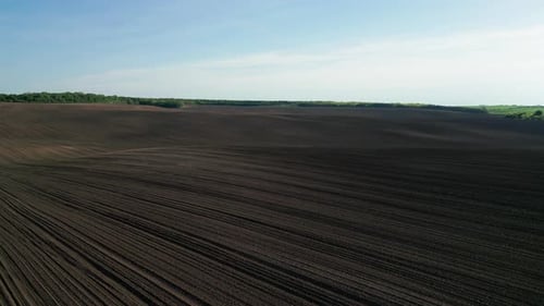 Luftaufnahme eines gepflügten landwirtschaftlichen Feldes, das für die Aussaat vorbereitet wird