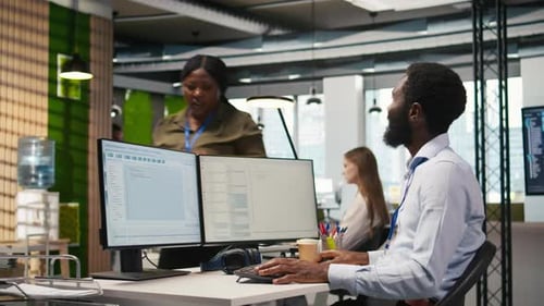 Technicien utilisant un PC pour coder des applications de test afin de minimiser les bogues