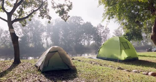 See, Morgen und Zelt für Camping in der Natur, Reisen und Wochenendurlaub im Sommer