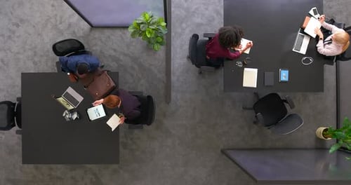 Equipe de negócios multirracial discutindo ideias inovadoras para o mercado em desenvolvimento de empresas iniciantes