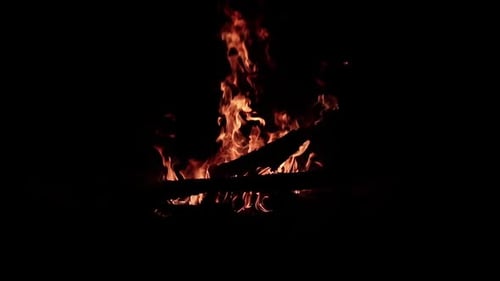 Ein Feuer, das in Zeitlupe angezündet wurde