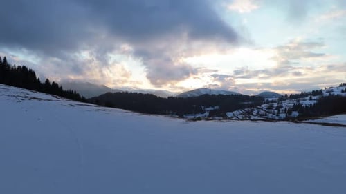Panorama-Luftaufnahme von verschneiten Bergen und Wäldern im Winter