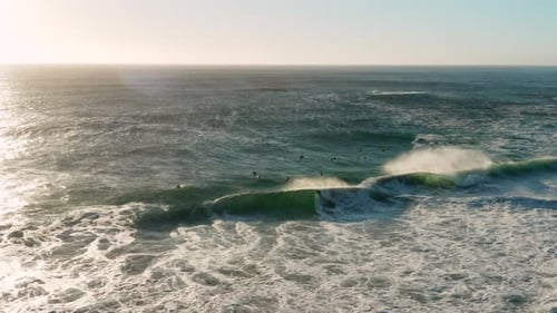 Vista aérea de un surfista cogiendo una ola en la playa de Llandudno en Ciudad del Cabo