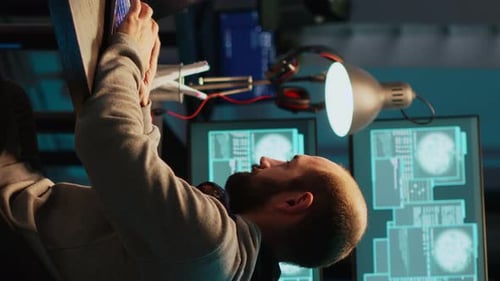 Vidéo verticale : un pirate informatique frustré utilise un ordinateur pour s'introduire dans les serveurs de données de l'entreprise