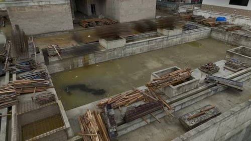 Vídeo aéreo de un edificio de gran altura casi terminado