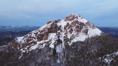 Vista aérea de un majestuoso pico de montaña al anochecer en invierno Montañismo Pensamientos existenciales Naturaleza