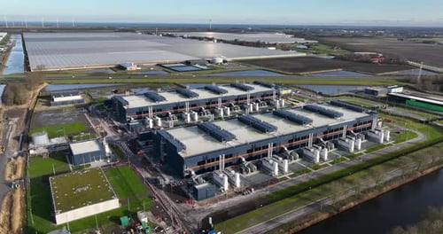 Centro de datos en Holanda Septentrional que muestra infraestructura de TI, tecnología de Internet, inteligencia artificial, espacio de servidores y