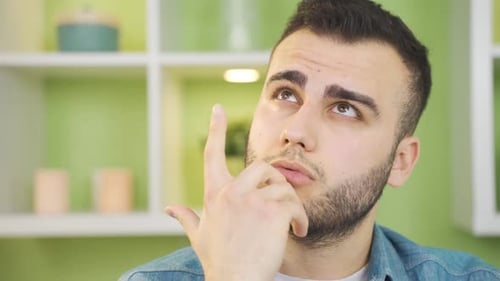 Kreativer, nachdenklicher junger Mann bekommt neue Ideen.