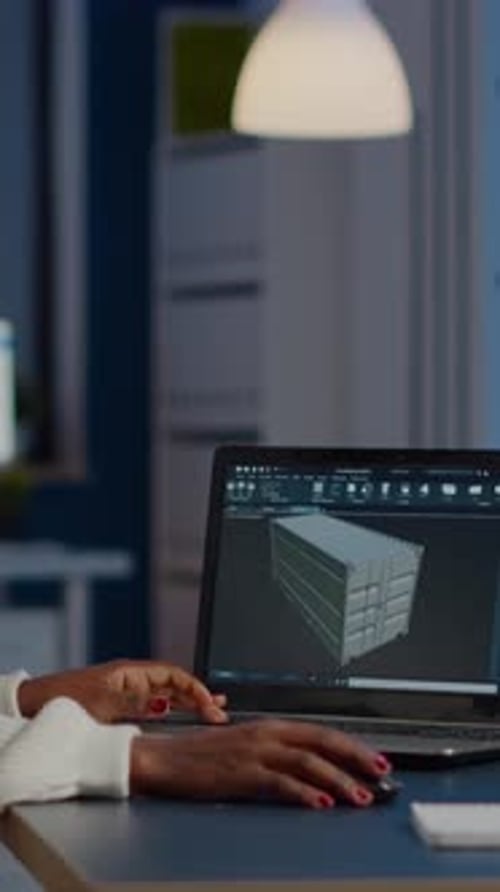 Un entusiasta ingeniero africano analiza un software CAD para diseñar un contenedor 3D