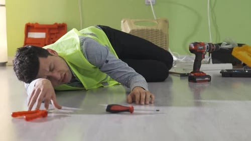 A man who starts work without taking any safety precautions has a work accident.