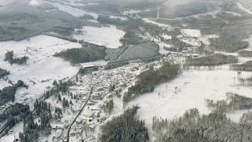 L'hiver dans le parc national du Harz. Vue aérienne par drone du village idyllique de Schierke au fond