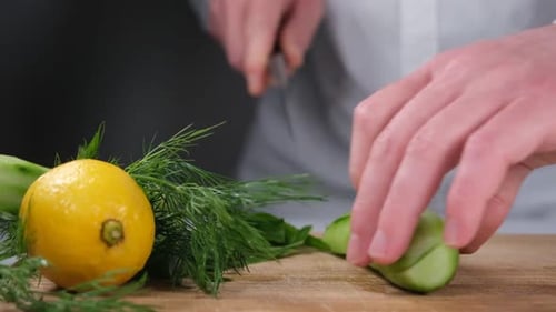 Chef schneidet Gurke