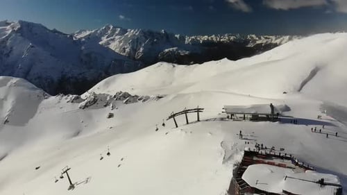 Vue panoramique sur la chaîne de montagnes enneigée