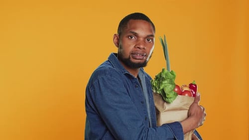 Persona vegana que actúa sobreprotegiendo su bolsa de compras ecológica